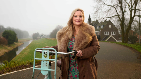 campagnebeeld Bianca met fiets op dijk